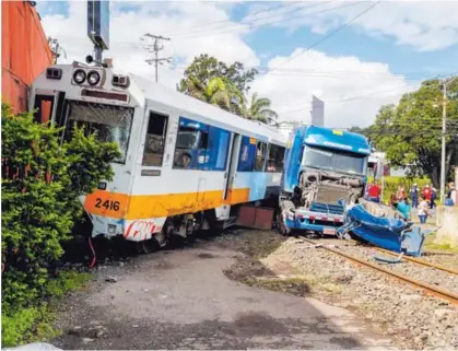  ?? JOSÉ CORDERO ?? Un cabezal chocó contra el tren este viernes en San Joaquín de Flores, Heredia.