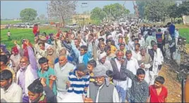  ?? HT PHOTO ?? Jats on their way to the dharna site at Ramayan village in Hisar district.