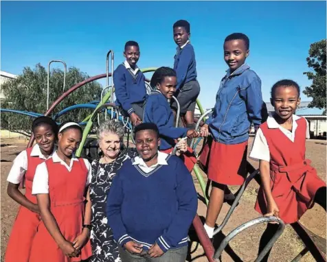  ?? Picture: SUPPLIED ?? QUALITY TIME: Mariette Visser pictured with primary school students in 2017