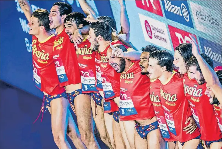  ??  ?? Los jugadores de la selección española en el podio, recogiendo la medalla de plata tras perder la final ante Serbia, ayer en Montjuïc