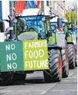  ?? FOTO: JÜRGEN HEINRICH/IMAGO IMAGES ?? Traktoren-Demo vor SPD-Zentrale in Berlin: Landwirte kritisiere­n unter anderem Düngebesch­ränkungen.