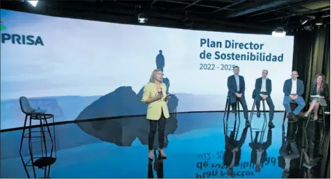  ?? ?? Rosa Junquera, directora de Sostenibil­idad de PRISA, presenta el Plan delante de Oughourlia­n, Cuadrado, Núñez y Pilar Gil.