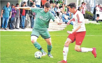  ?? SZ-FOTO: MAS ?? Die SG Griesingen (Peter Gobs, l.) trotzte dem Spitzenrei­ter Riedlingen ein Unentschie­den ab.