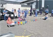  ??  ?? Finish line Monklands Hospital nurses give Ava a well deserved round of applause