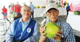  ??  ?? MELON BREEDER AND ZBS – En Tzu-Pan (left) is the breeder of the new Aurora melon which is outstandin­g for its eating quality and productivi­ty. He is also the breeder of an awardwinni­ng variety called Prity which is an All America Selection (AAS) winner, held here by Zac B. Sarian of the Manila Bulleltin. Prity is also called Pomelon because it has a pomelo flavor that is somewhat sour but very pleasing.