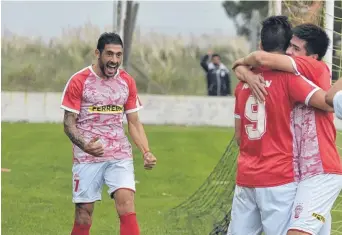  ??  ?? Tras la apertura del marcador, Leonel Navarro abraza a Leandro Jeva, mientras Claudio Apud (autor del segundo) se acerca para celebrar el tanto del ex Sporting.