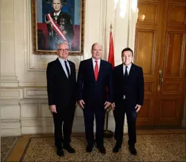  ??  ?? Serge Telle, le prince Albert II et Stéphane Valeri, juste avant la conférence de presse. Mine de rien, un moment historique.