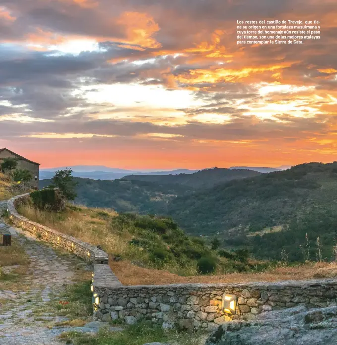  ??  ?? Los restos del castillo de Trevejo, que tiene su origen en una fortaleza musulmana y cuya torre del homenaje aún resiste el paso del tiempo, son una de las mejores atalayas para contemplar la Sierra de Gata.