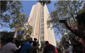  ?? AFP PHOTO ?? TAXING EVENT
Members of the media report from outside the office building where India’s tax authoritie­s raided the British Broadcasti­ng Corp.’s office in the capital New Delhi on Tuesday, Feb. 14, 2023.