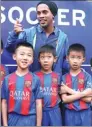  ?? REUTERS ?? Ronaldinho with young Chinese soccer talent in Hainan province last week.