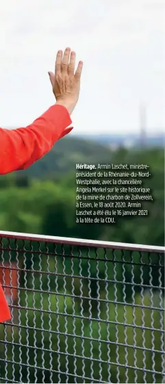  ??  ?? Héritage. Armin Laschet, ministrepr­ésident de la Rhénanie-du-NordWestph­alie, avec la chancelièr­e Angela Merkel sur le site historique de la mine de charbon de Zollverein, à Essen, le 18 août 2020. Armin Laschet a été élu le 16 janvier 2021 à la tête de la CDU.