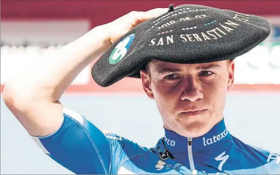  ?? FOTO: EFE ?? Remco Evenepoel ajusta la txapela a su cabeza en un momento del homenaje que recibió en el podium como ganador de la Clásica San Sebastián 2019