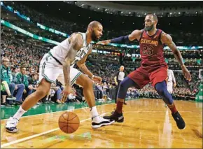  ??  ?? Marcus Morris van Boston Celtics probeert langs LeBron James van Cleveland Cavaliers te gaan. (Foto: ESPN)