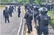  ??  ?? Uniformado­s desplegaro­n diversos cercos de vigilancia; sin embargo, unas 50 personas lograron burlarlos y protestar por los bloqueos.