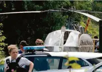 ?? Geoffroy Van Der Hasselt/afp ?? Helicópter­o francês Alouette II abandonado após a fuga de Redoine Faid do presídio em Reau, na França