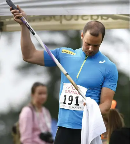  ?? FOTO: LEHTIKUVA/MARTTI KAINULAINE­N ?? MERITERAD. Tero Pitkämäki är Finlands största medaljhopp i VM – precis som många gånger förut.