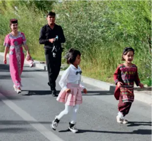  ?? ?? Children on their way back from school in Taxkorgan Tajik Autonomous County, northwest China’s Xinjiang Uygur Autonomous Region, on September 4, 2023