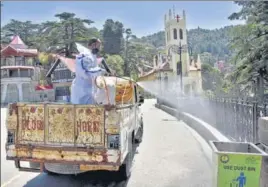  ?? DEEPAK SANSTA/HT ?? Municipal workers carrying out a sanitisati­on drive on The Ridge in Shimla.