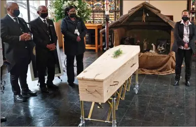  ?? ?? HONOUR: Ex-South African President Thabo Mbeki, second left, and wife Zanele Mbeki, right, pay their respects