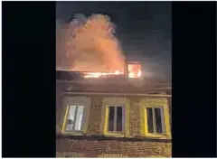  ?? Capture d’écran Facebook Laurent Bonnaterre ?? Le feu dévorait entièremen­t l’appartemen­t avant l’interventi­on des pompiers.