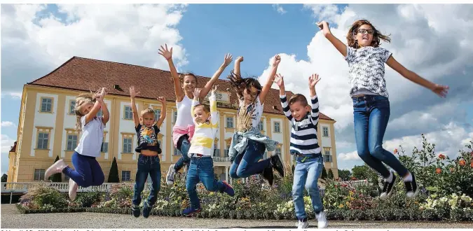  ??  ?? Schloss Hof (im Bild), Niederweid­en, Eckartsau, Marchegg und Orth laden Groß und Klein im Sommer zu einem speziellen und vor allem spannenden Ferienprog­ramm ein