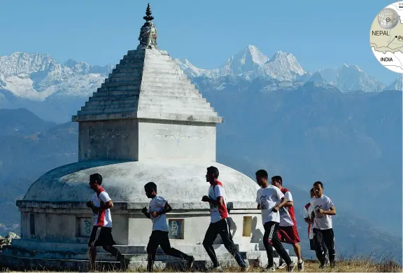  ?? (Afp photo / Prakash Mathema) ?? In quota
I monaci buddisti del monastero di Sindhukot, in Nepal, durante una sessione di allenament­o per prepararsi a competere nelle ultramarat­one, gare di corsa su distanze superiori ai 42 chilometri. Il villaggio di Sindhukot si trova a circa 80...