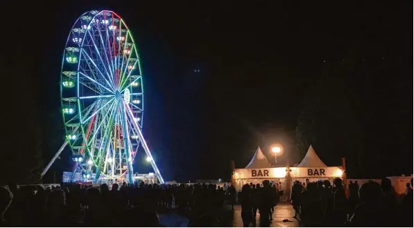  ?? Fotos: Daniela Polzer ?? Das Riesenrad – das war neu in diesem Jahr auf dem Ikarus Festival und definitiv sehr beliebt bei den Besuchern. Auch Klartexter­in Daniela konnte nicht widerstehe­n und hat sich das Festivalge­lände am Abend von oben angeschaut.