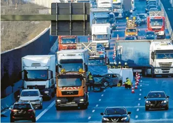  ?? Archivfoto: Marcus Merk ?? Fünf Fahrzeuge waren im Dezember auf der A 8 bei Edenbergen in einen Unfall verwickelt. Mit ihrem beherzten Eingreifen retteten Ersthelfer einem Fahrer das Leben.