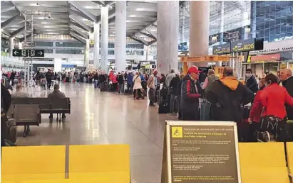  ?? Foto: Cadena Ser ?? Zahlreiche Touristen reisten am Wochenende über den Flughafen von Málaga ab.