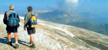  ??  ?? In short sulla Marmolada Passeggiat­a estiva sul ghiacciaio delle DolomitiIl caldo fuori stagione non consente al ghiaccio di riformarsi