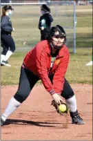  ?? PILOT PHOTO/RON HARAMIA ?? Bremen’s Mimi Duran fields a ball during practice.