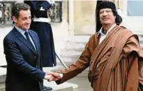  ??  ?? Im Dezember  empfing Präsident Nicolas Sarkozy den libyschen Diktator Muammar al-gaddafi im Élysée-palast.
Foto: Abd Rabbo-mousse/abaca