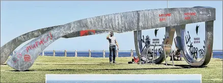  ?? PICTURE: HENK KRUGER ?? SHORT-SIGHTED: Vandals defaced the artwork Perceiving Freedom, NOD TO MADIBA: Michael Elion’s statue of giant stainless steel Ray-Ban Wayfarers sunglasses is meant to honour Nelson Mandela