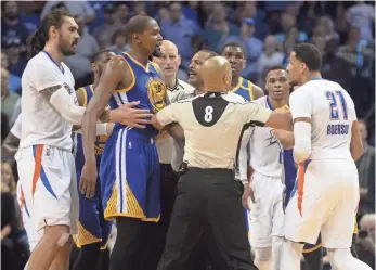  ?? MARK D. SMITH, USA TODAY SPORTS ?? Referees separate Kevin Durant, second from left, and Andre Roberson during Saturday’s game.
