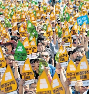  ??  ?? Tausende Menschen demonstrie­rten am 1. Mai in Seoul für bessere Arbeitsbed­ingungen und einen höheren Mindestloh­n.