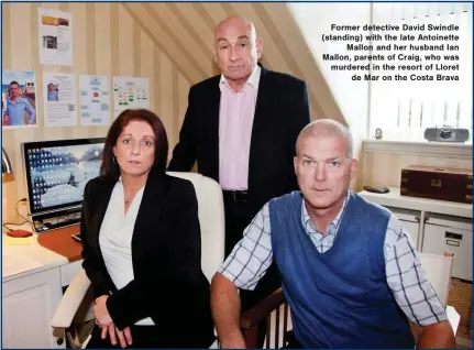  ?? ?? Former detective David Swindle (standing) with the late Antoinette Mallon and her husband Ian Mallon, parents of Craig, who was murdered in the resort of Lloret de Mar on the Costa Brava
