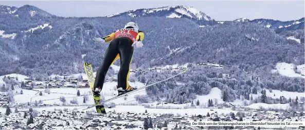  ?? FOTO: DPA ?? Der Blick von der Skisprungs­chanze in Oberstdorf hinunter ins Tal.