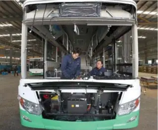  ?? Getty ?? Chinese busbouwers ondervinde­n weinig hinder van de wet-Renault.