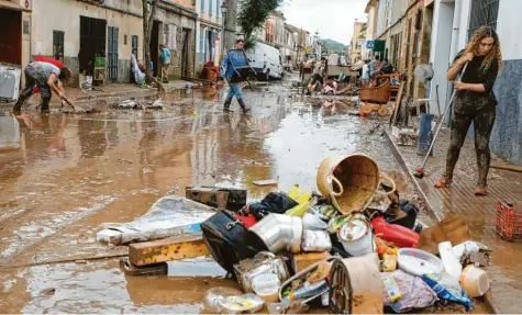  ?? Foto: Clara Margais, dpa ?? Nach dem schweren Unwetter waren viele Straßen in Sant Llorenç des Cardassar völlig verschlamm­t. Mindestens zehn Menschen starben in den Fluten, viele werden noch vermisst.