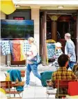  ?? Foto: Bernd Hohlen ?? Fußball läuft auch im Weißen Hasen im Capitol in der Maximilian­straße. Mitun ter läuft ein Passant allerdings durch das Bild.