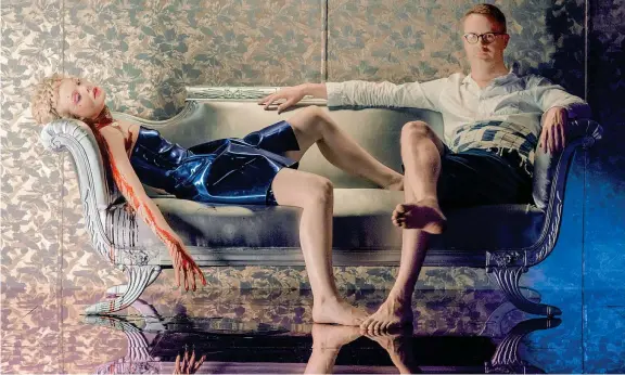  ??  ?? Sul divano Elle Fanning (18 anni) sanguinant­e, con Nicolas Winding Refn (45) sul set di «The Neon Demon», di cui Refn è anche regista