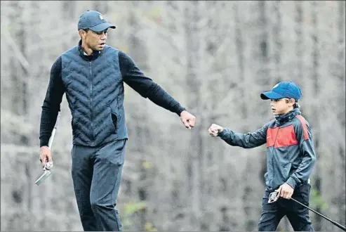  ?? PHELAN M. EBENHACK / AP ?? Tiger Woods, junto a su hijo Charlie Axel, en el PNC Championsh­ip disputado el mes de diciembre del 2020