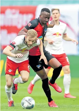  ??  ?? impone. Konrad Laimer, jugador del Leipzig, supera la marca de Dodi Lukebakio, su oponente del Hertha.