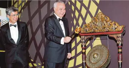  ?? [FOTO ABDULLAH YUSOF/BH] ?? Sultan Nazrin diiringi Zafrul merasmikan Siri Dialog Diplomat di Kuala Lumpur, semalam.