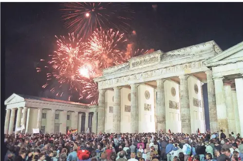  ?? FOTO: DPA ?? Mit einem Feuerwerk am Brandenbur­ger Tor in Berlin feierten rund eine Million Menschen in der Nacht zum 3. Oktober die deutsche Wiedervere­inigung.