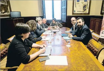  ?? QUIQUE GARCÍA / EFE ?? Els diputats de Junts pel Sí i la CUP a la primera i última reunió de la ponència del reglament