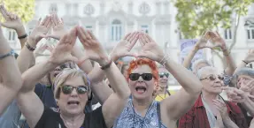  ??  ?? • Mujeres se manifiesta­n después que el Tribunal Supremo de España declaró a cinco hombres culpables de violación, afuera de la sala del tribunal en Madrid, España.