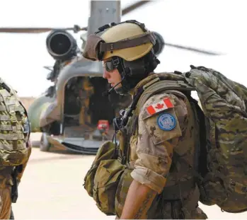  ?? SEYLLOU AGENCE FRANCE-PRESSE ?? Des soldats canadiens se préparent à quitter la base de Gao pour participer à une mission de stabilisat­ion de l’ONU. L’engagement envers ces « missions de paix » a pris près de trois ans à se concrétise­r par l’envoi au Mali de 250 militaires canadiens.