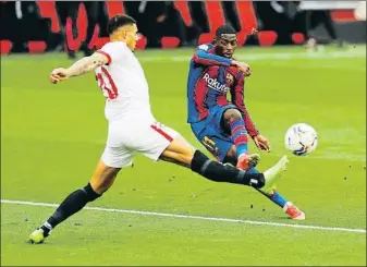  ?? MARCELO DEL POZO / REUTERS ?? Dembélé dispara a puerta en el partido del sábado en Sevilla