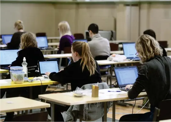  ?? FOTO: LEHTIKUVA/VESA MOILANEN ?? De traditione­lla studentskr­ivningarna­s tid är förbi. På våren skrivs också matematikp­rovet digitalt.